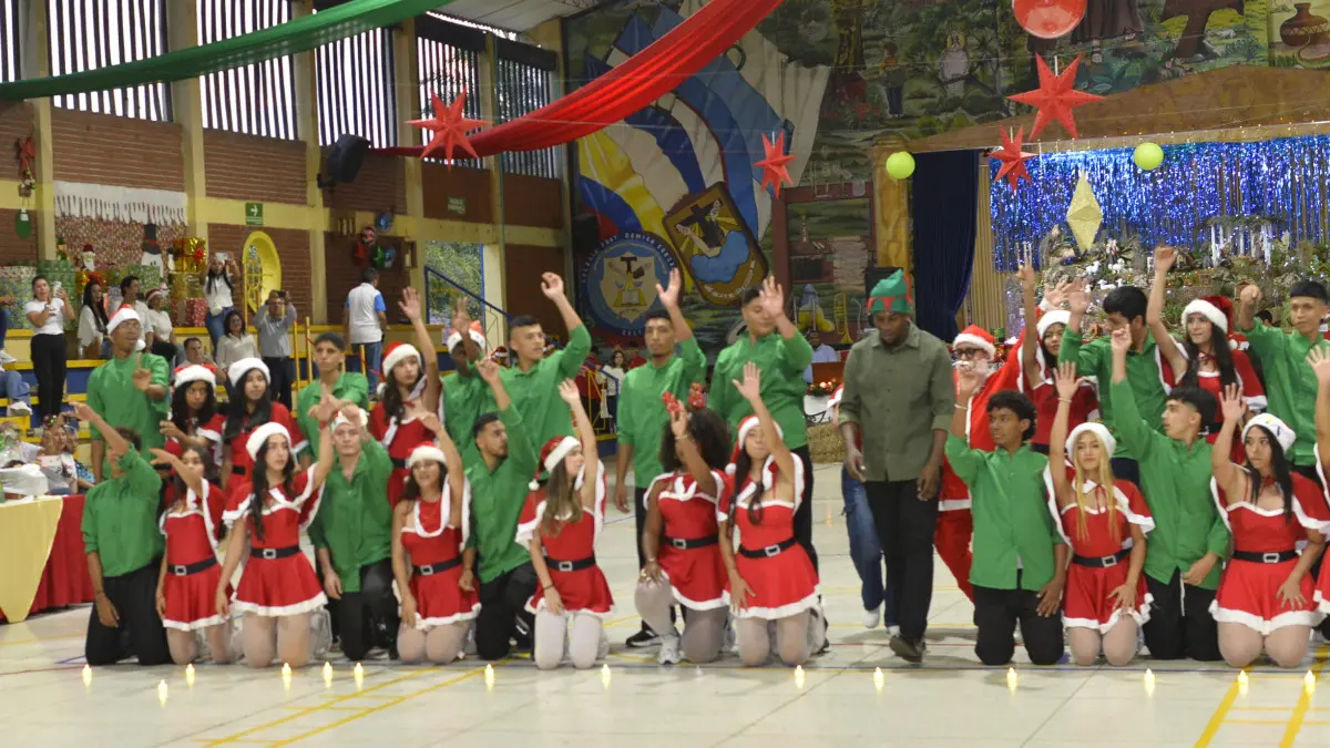Cierre con Broche de Oro: La Alegría y el Talento de 10° y 11° Iluminan la Navidad