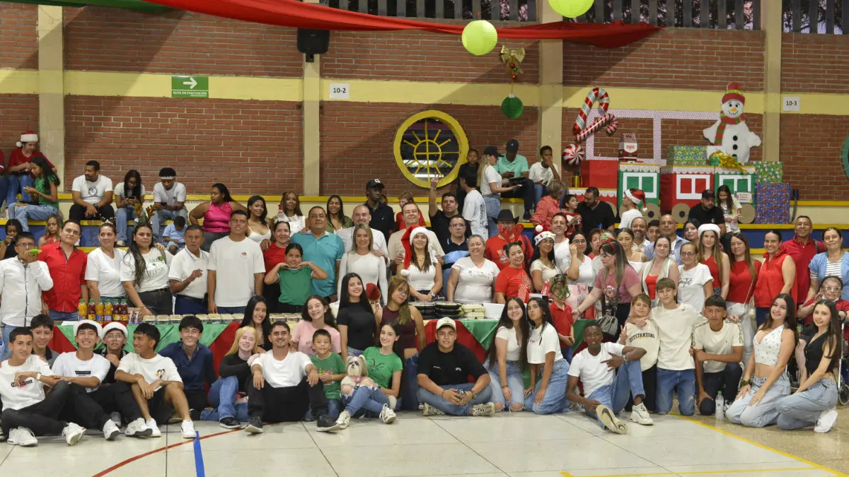 Cierre con Broche de Oro: La Alegría y el Talento de 10° y 11° Iluminan la Navidad