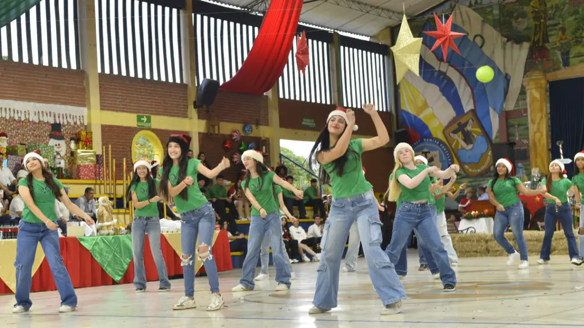 Cierre con Broche de Oro: La Alegría y el Talento de 10° y 11° Iluminan la Navidad
