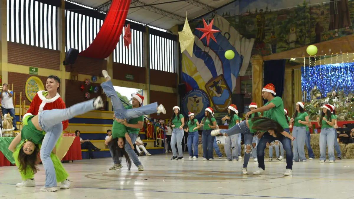 Cierre con Broche de Oro: La Alegría y el Talento de 10° y 11° Iluminan la Navidad